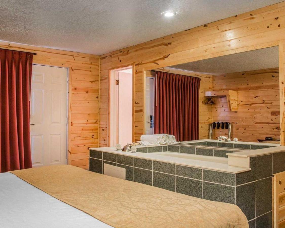 Cabins Of Mackinac & Lodge Макіно-Сіті Екстер'єр фото