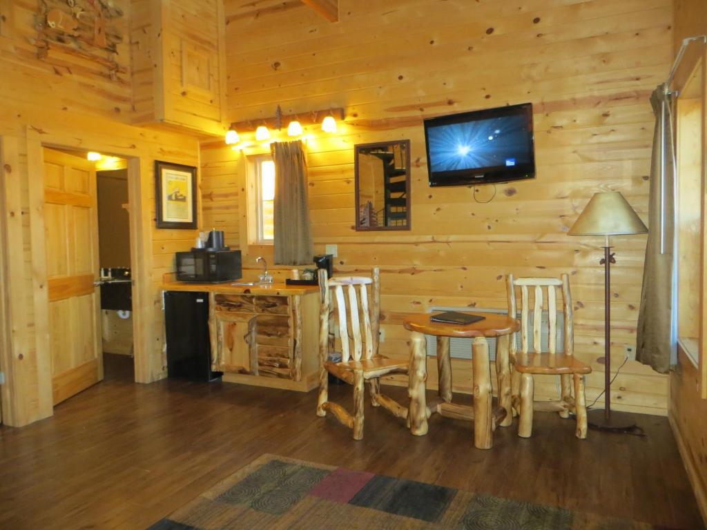 Cabins Of Mackinac & Lodge Макіно-Сіті Номер фото